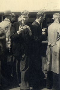 811779 Afbeelding van het uitdelen van boterhammen van Zweeds wittebrood belegd met corned beef aan het personeel van ...